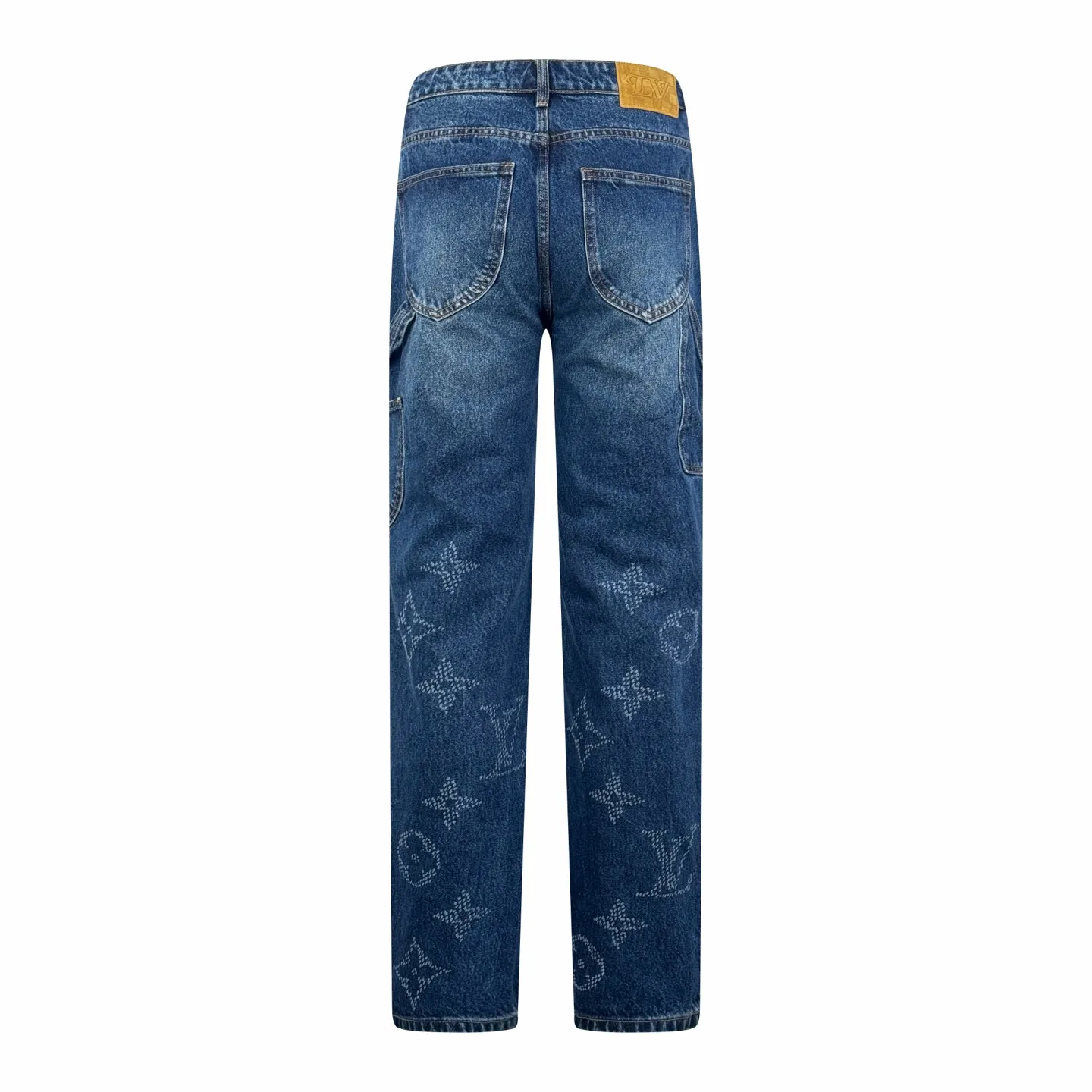 🅿️590 1v 25SS Hubby gradient presbyopic denim trousers. The original purchase is 18,000 and developed. The fabric is made of customized indigo thick double-woven cotton. It has high quality and is comfortable and close to the skin. It is based on a subtle gradient from dark blue to light blue. Unique blues artwork. Imperfect perfection. The Monogram Seeds pattern is laid out with a gradient effect. The looming posture quietly emerges and is fully recognizable. The Damier leather label on the back waist is lightly embossed with the LV letters, revealing the noble identity. It adds a delicate buffer between the romance of the gradient blue and the toughness of the workwear. The suit is worn for worry-free wear. It allows the wearer to become a walking color narrative. Digital printing technology adopts digital pattern design. The pattern is directly printed on the fabric through an inkjet printer to realize the Monogram Seeds operation. The transition is natural. The pattern is clear, and the rub-and-wrinkle cat whisker technology and the gun-painted cat whisker technology are combined. Priority is given to hand-rubbing in specific areas to achieve a natural wrinkle effect, and then specific tools are used to draw a cat's whisker-shaped texture. The visual effect is full, and multiple sand scrubbers are used to rub the specific parts with a high-pressure spray gun to achieve a local gradient effect. Then, a unique texture pattern is created through frosting technology. The workmanship is extremely complex, time-consuming and labor-intensive, and the double process of washing and light frying is used. The denim material is desizing and cleaned first, and then sand washed to produce a fading effect. Therefore, special chemical treatment is used to stir-fry the color to give the denim jacket a special contrasting color effect. Size:30-31-32-33